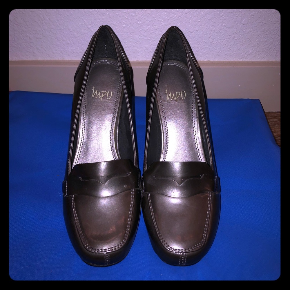 Gray closed toed chunk heel